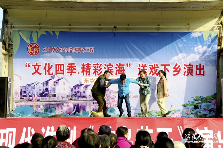 “文化四季，精彩濱?！彼蛻蛳锣l(xiāng)活動(dòng)走進(jìn)東坎街道花園社區(qū)