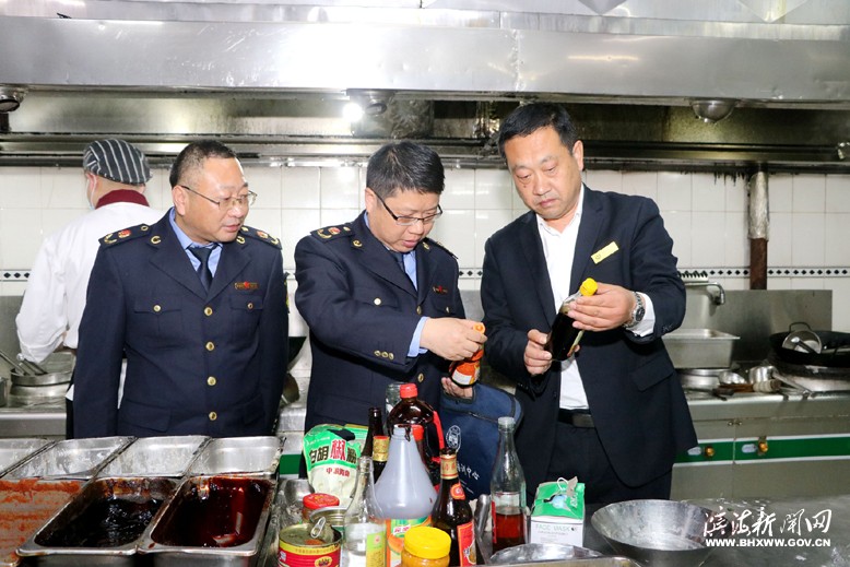 縣市場監(jiān)管局工作人員檢查高考、中考期間餐飲服務安全監(jiān)管工作