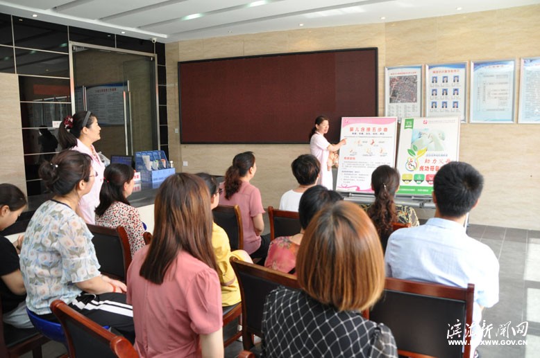 縣婦幼保健所開展母乳喂養(yǎng)咨詢宣傳活動(dòng)