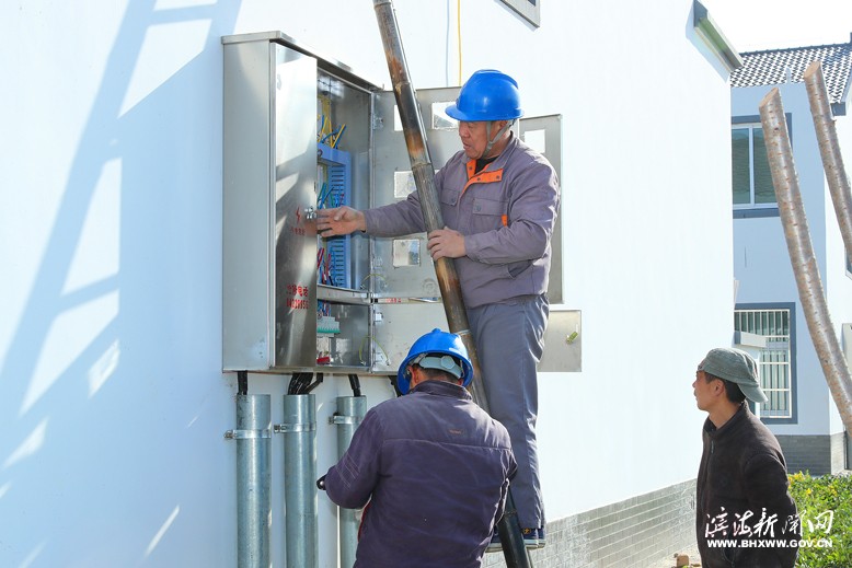 坎北供電所電工對(duì)坎北街道長法新村用電戶進(jìn)行新接線供電