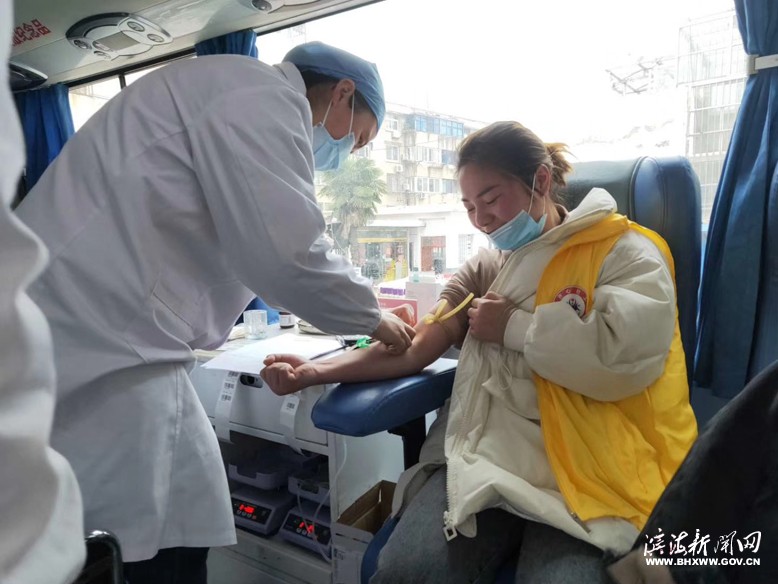 縣齊心社會工作服務(wù)中心組織志愿者開展無償獻血活動