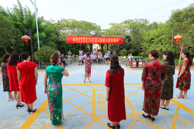 縣淮劇票友藝術團為天場鎮(zhèn)敬老院老人送上精彩淮劇演出
