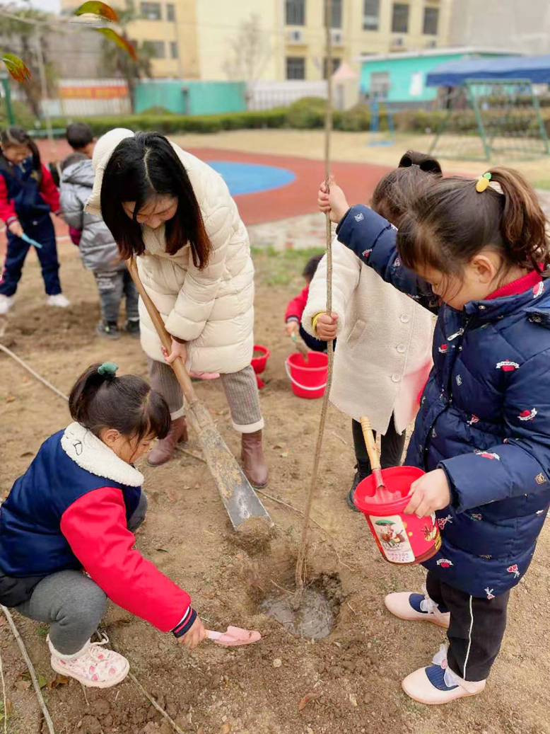 陳濤鎮(zhèn)幼兒園開展植樹節(jié)護(hù)綠活動(dòng)