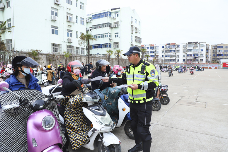 交警大隊(duì)整治縣城學(xué)校周邊交通秩序
