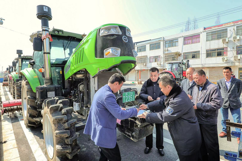 縣農(nóng)機(jī)監(jiān)理所農(nóng)機(jī)“送檢下鄉(xiāng)便民服務(wù)小組”走進(jìn)天場(chǎng)鎮(zhèn)