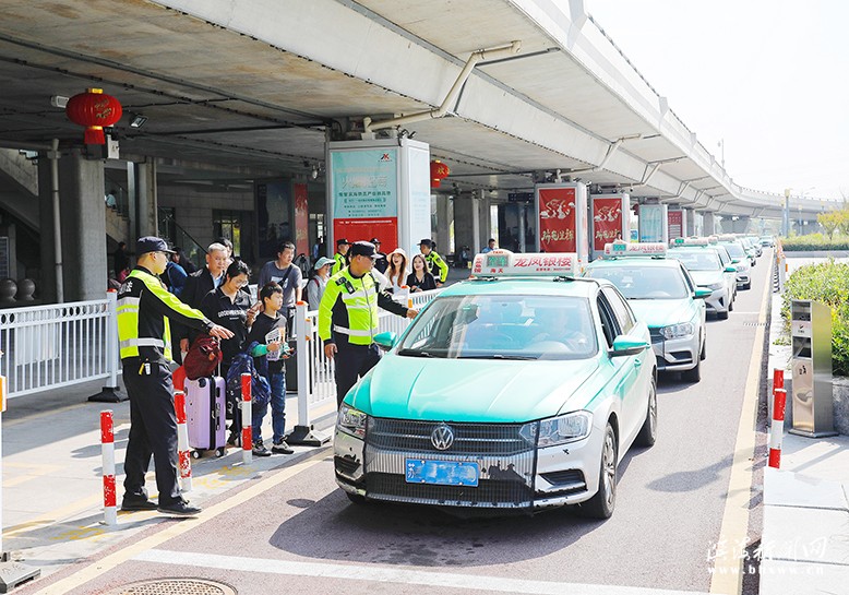 縣交通運(yùn)輸綜合行政執(zhí)法大隊(duì)開展出租車市場(chǎng)經(jīng)營(yíng)秩序?qū)ｍ?xiàng)整治行動(dòng)