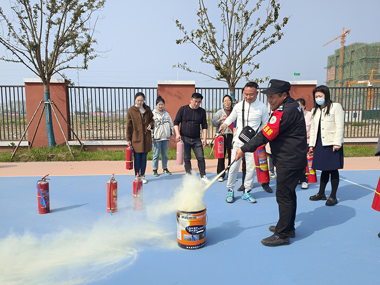 縣實(shí)驗(yàn)小學(xué)育才路校區(qū)開展教職工滅火器使用實(shí)操演練活動