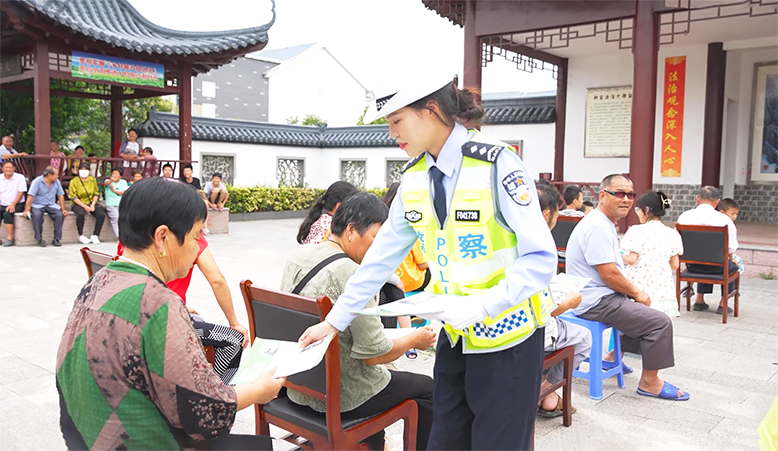 縣公安局交警大隊深入到農戶家中宣講交通安全常識