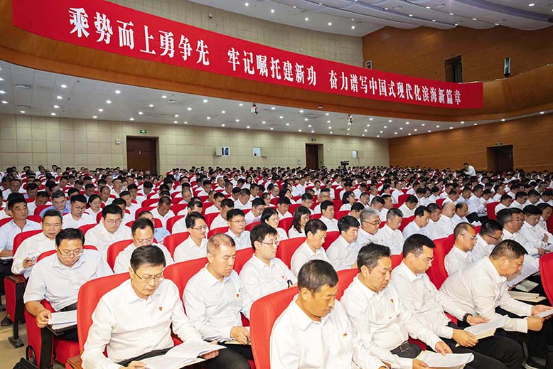 參加縣委十三屆五次全會(huì)的與會(huì)人員認(rèn)真聆聽縣委全會(huì)報(bào)告