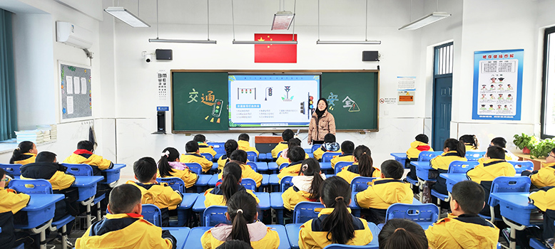 我縣各小學(xué)開展“交通安全知識(shí)進(jìn)校園”活動(dòng)
