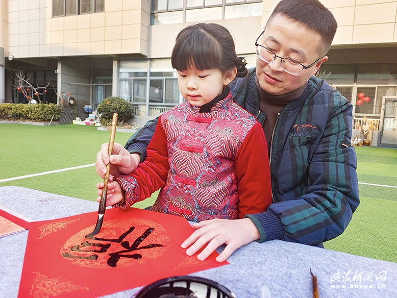 縣機(jī)關(guān)幼兒園舉行“迎新年、福來(lái)到”親子活動(dòng)