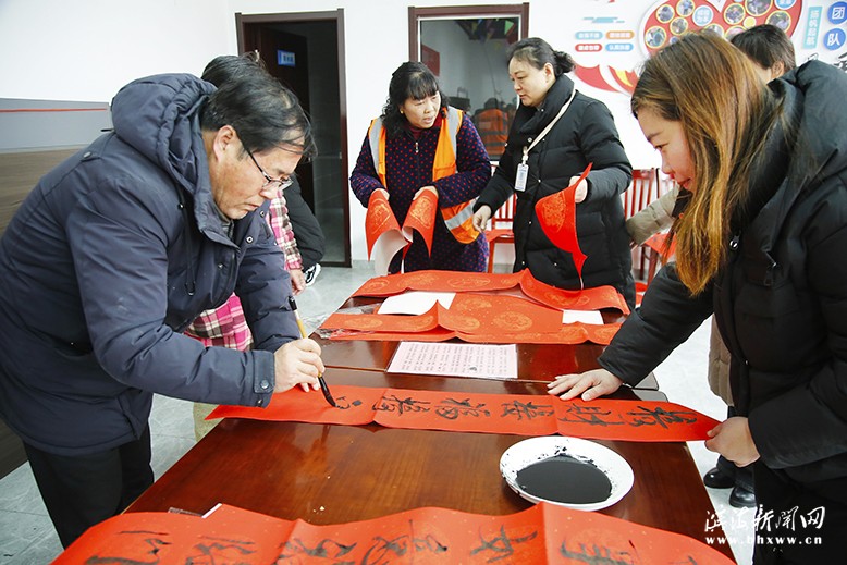 “翰墨飄香迎新春，書寫春聯(lián)送祝?！睍ɑ菝窕顒?/><div></div></div><div   id="omsqgcl"   class=
